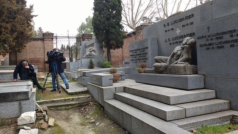 Rodando esculturas de Emiliano Barral en el Cementerio Civil