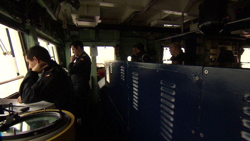 Capitán y oficiales en el puente de mando