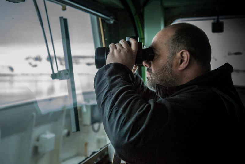 oficiales en el puente de mando del BIO Hespérides