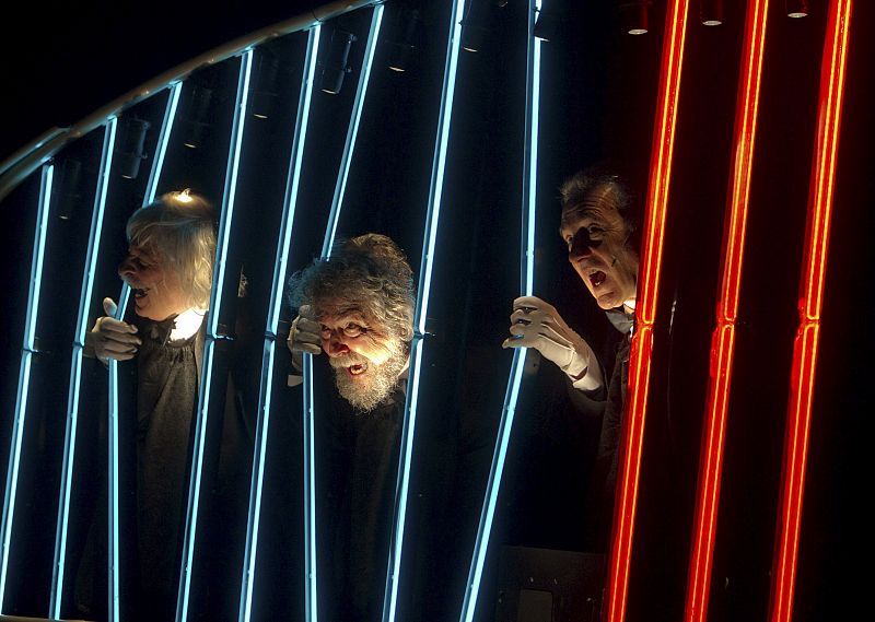 Carlos López Puccio, Carlos Núñez Cortés y Jorge Maronna, tocan su instrumento "exorcítara" durante el espectáculo "Lutherapia".