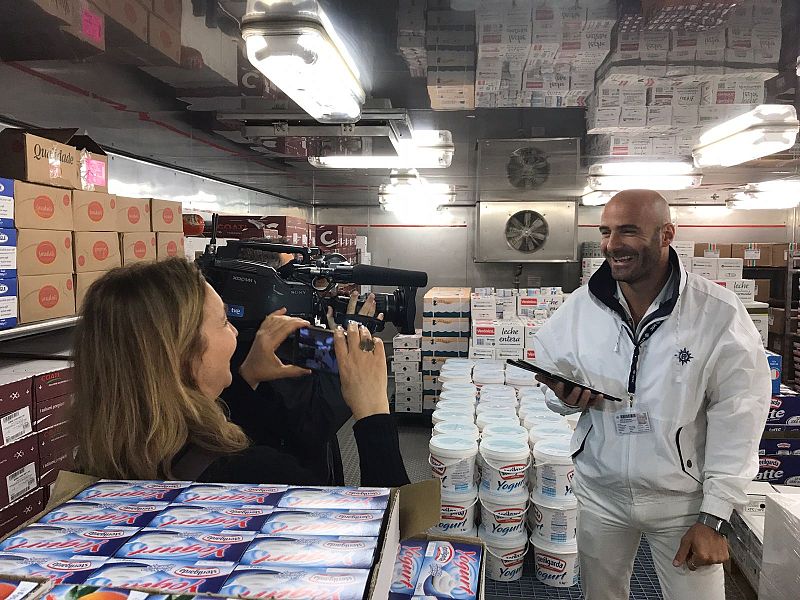 Al rebost del creuer Orchestra, amb el cap d'Alimentació i Begudes.