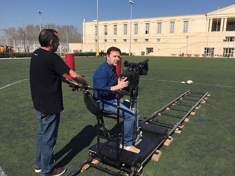 Rodant els exteriors del INEFC amb un travelling.