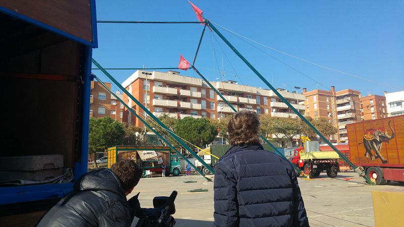Aixecant els màstils del Circ Raluy Legacy a Gavà.