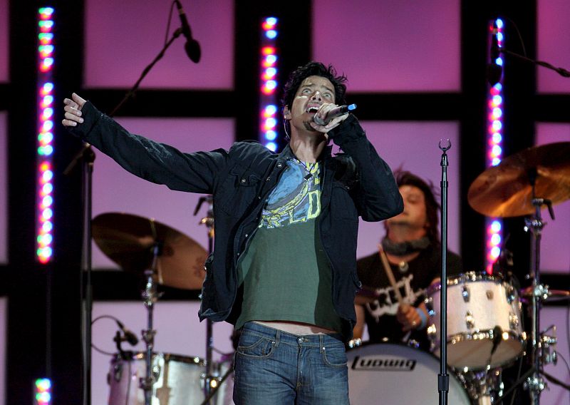 Chris Cornell se presenta durante el concierto de "Live Earth" en el estadio Volkspark de Hamburgo en 2007.