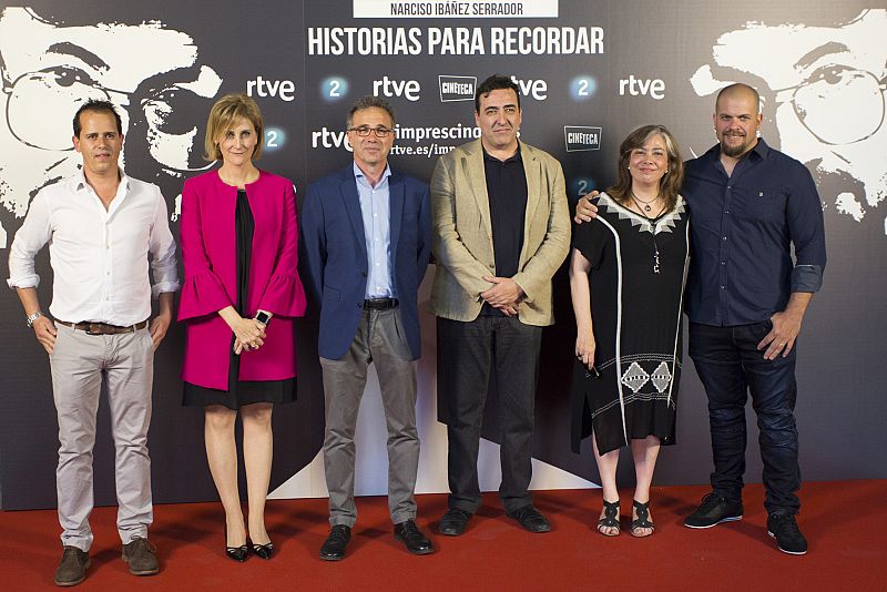 Los autores del documental, junto al hijo de Chicho y la dirección de La 2