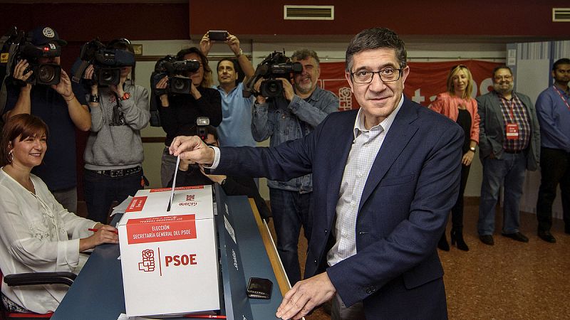 El candidato a secretario general del PSOE Patxi López vota en Portugalete (Bizkaia)