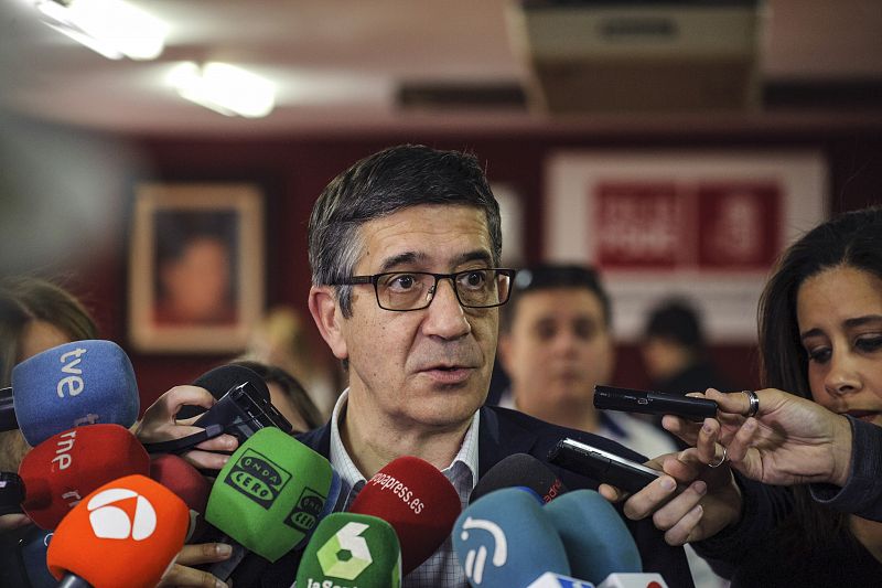 El candidato a la secretaria general del PSOE, Patxi López, atiene a la prensa tras votar en Portugalete (Bizkaia)