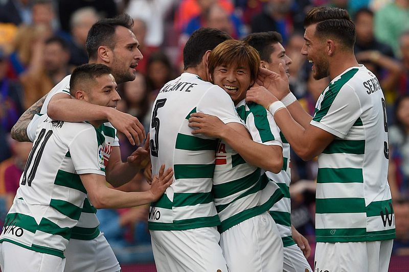 Los jugadores del Eibar felicitan a Inui por su gol en el Camp Nou.