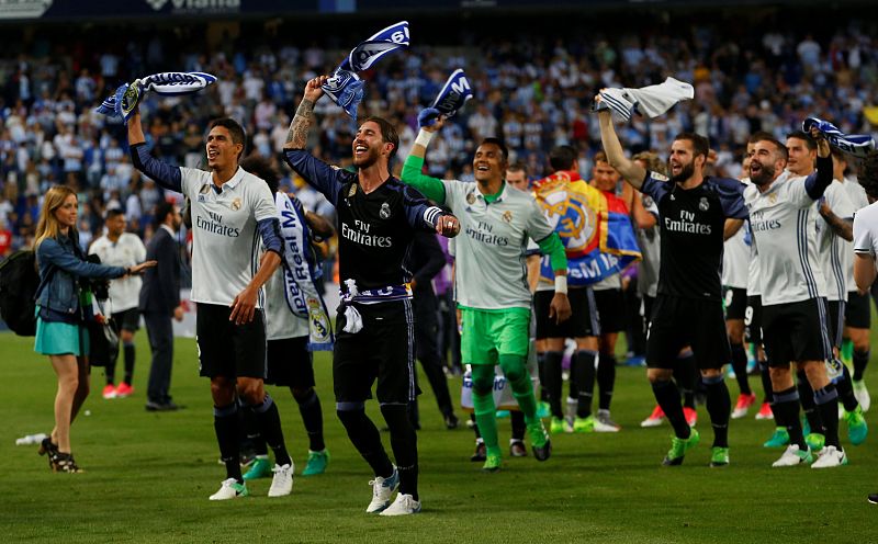 Los jugadores del Real Madrid celebran la victoria.
