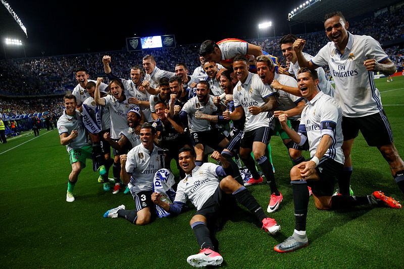 La plantilla del Real Madrid celebra sobre el césped de La Rosaleda el título de Liga.