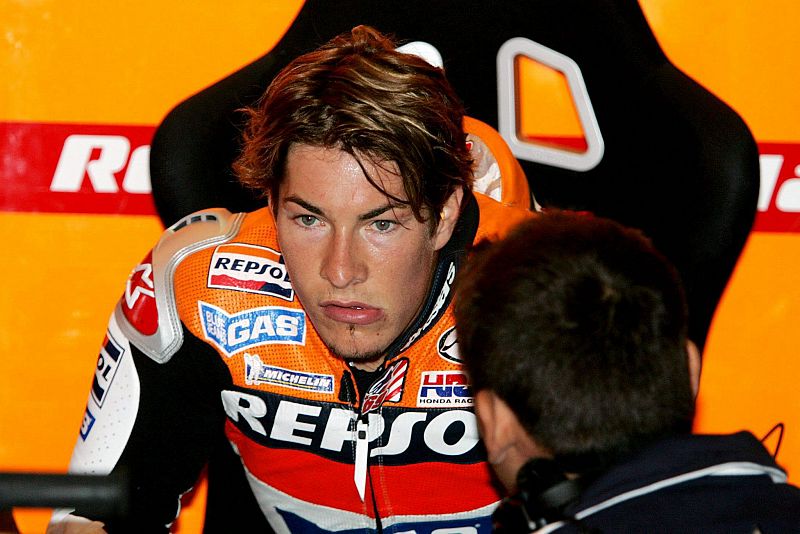 Nicky Hayden conversa con un miembro de su equipo durante una sesión de entrenamiento en el circuito de Donnington (2005).