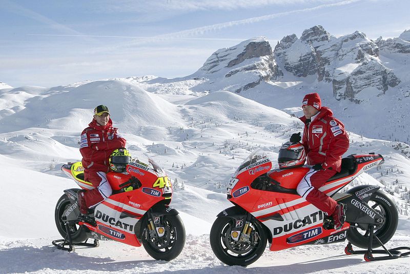 El piloto italiano Valentino Rossi (izq) y el estadounidense Nicky Hayden, del equipo Ducati, posan para los fotógrafos durante la presentación oficial del equipo de MotoGP de Ducati para el 2011.