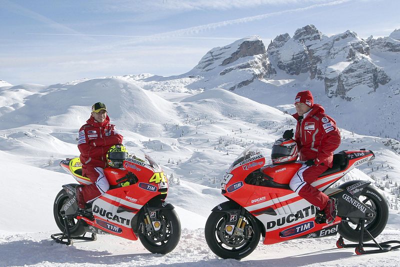 El piloto italiano Valentino Rossi (izq) y el estadounidense Nicky Hayden, del equipo Ducati, posan para los fotógrafos durante la presentación oficial del equipo de MotoGP de Ducati para el 2011.