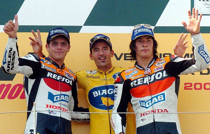 Max Biaggi (C) en el podio de Sachsenring escoltado por Alex Barros y Nicky Hayden (2004).