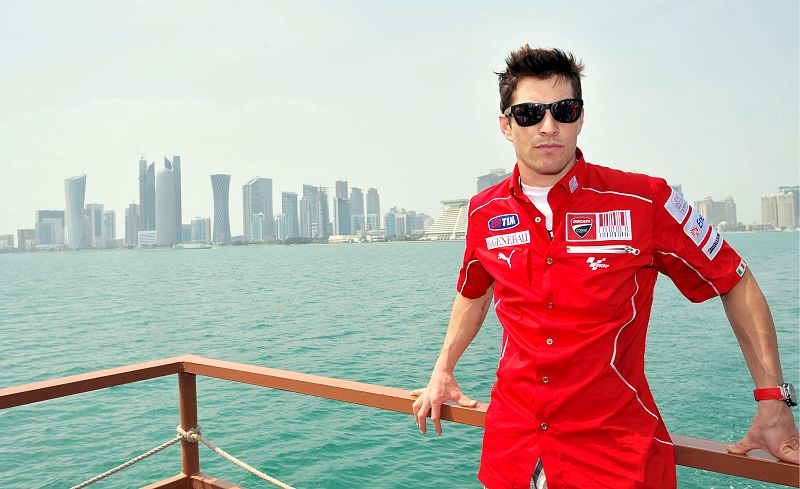 Nicky Hayden posa para los fotógrafos durante un evento para medios en un bote en Doha (2010).