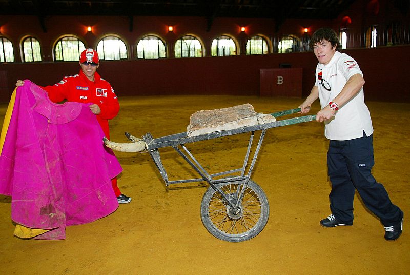 Loris Capirossi (izda) y el estadounidense Nicky Hayden simulan una corrida de toros en Jerez de la Frontera (2003).