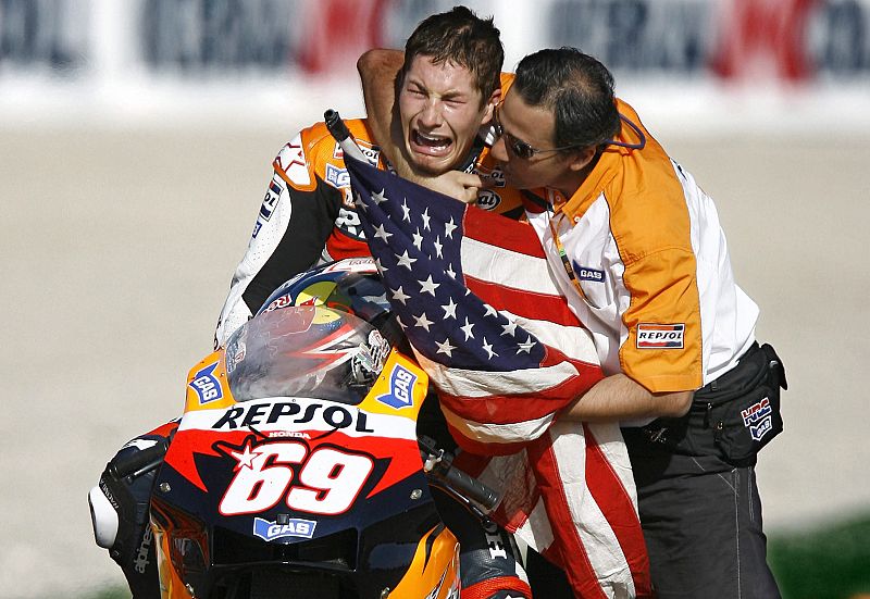 El piloto estadounidense del Repsol Honda Team, Nicky Hayden, llora emocionado al finalizar la prueba de Moto GP en la que se ha proclamado Campeón del Mundo 2006.