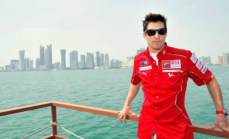 Nicky Hayden posa para los fotógrafos durante un evento para medios en un bote en Doha (2010).