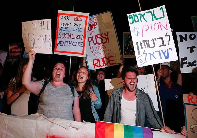 Manifestantes con pancartas en contra de la visita del presidente de Estados Unidos