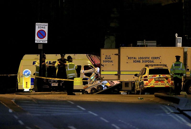Las fuerzas de seguridad despliegan un robot de destrucción de armas tras las explosiones en Manchester