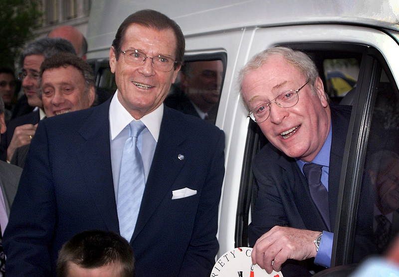 Junto a Michael Caine (2000).