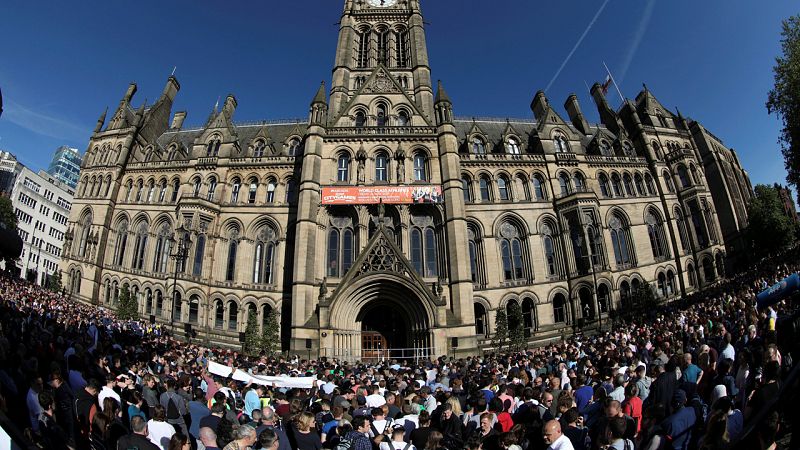 Asistentes a la vigilia por las víctimas del atentado en Manchester se reúnen frente al ayuntamiento de la ciudad