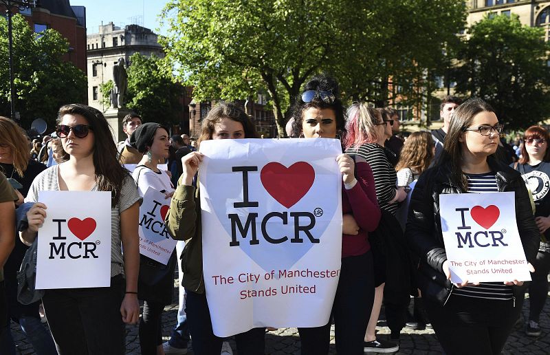 Carteles en la viglia por el atentado de Manchester
