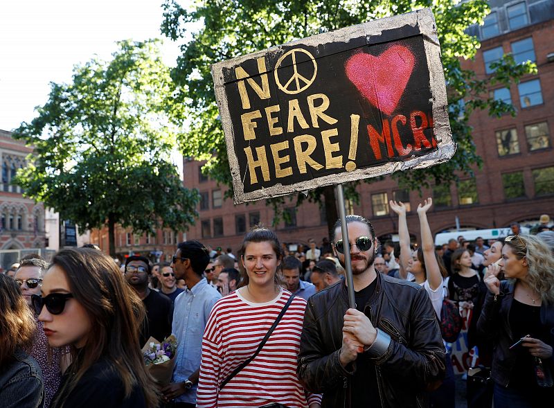 Uno de los asistentes a la vigilia celebrada ante el Ayuntamiento de Manchester sostiene un cartel que asegura: "¡Aquí sin miedo!".