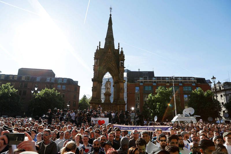 La plaza donde se encuentra el Ayuntamiento, en el centro de la ciudad, ha congregado a cientos de personas que querían mostrar su rechazo al atentado