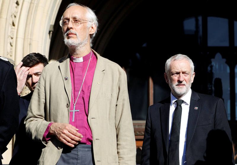 El líder laborista, Jeremy Corbyn, y el alcalde de Manchester, Andy Burnham, participan en la vigilia
