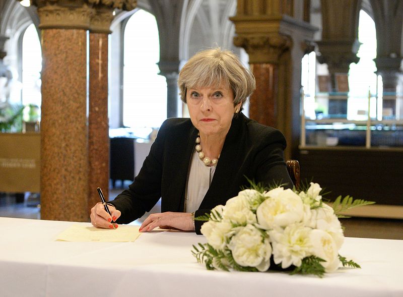 La primera ministra británica, Theresa May, deja un mensaje en el libro de condolencias del Ayuntamiento de Manchester