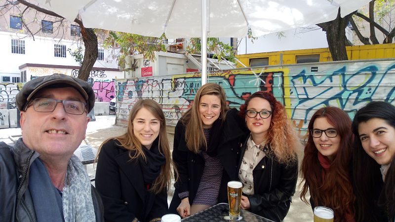 Ana Vidu y otras particpantes tras las entrevistas con Curro Aguilera