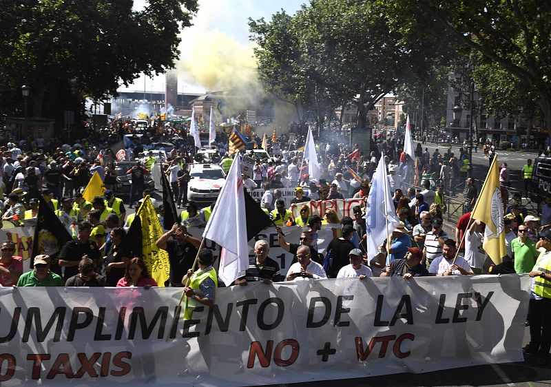Los taxistas marchan entre la Estación de Atocha y la Plaza de Neptuno en Madrid durante la jornada de huelga convocada por el sector