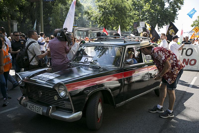 Un veterano taxista ha participado con el clásico Seat 1500 en la manifestación de miles de trabajadores del sector procedentes de toda España