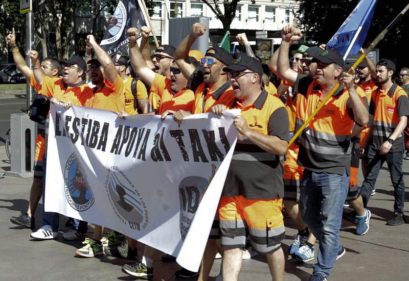 Un grupo de estibadores apoya a los miles de taxistas procedentes de toda España que se han manifestado en Madrid contra la competencia, a su juicio "desleal", de plataformas como Uber o Cabify