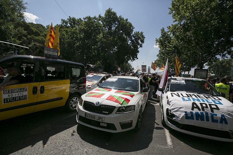 Miles de taxistas se manifiestan en Madrid. La jornada de protestas del sector ha despoblado de taxis las calles de las principales ciudades de España
