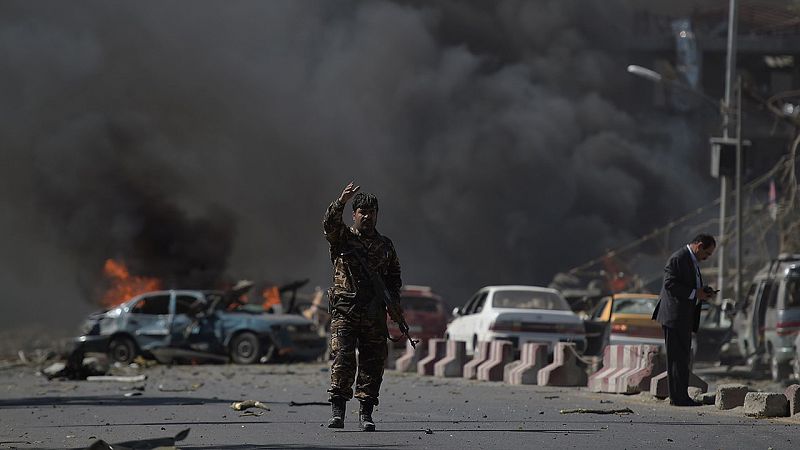 Fuerzas de seguridad afganas en el lugar del atentado en Kabul