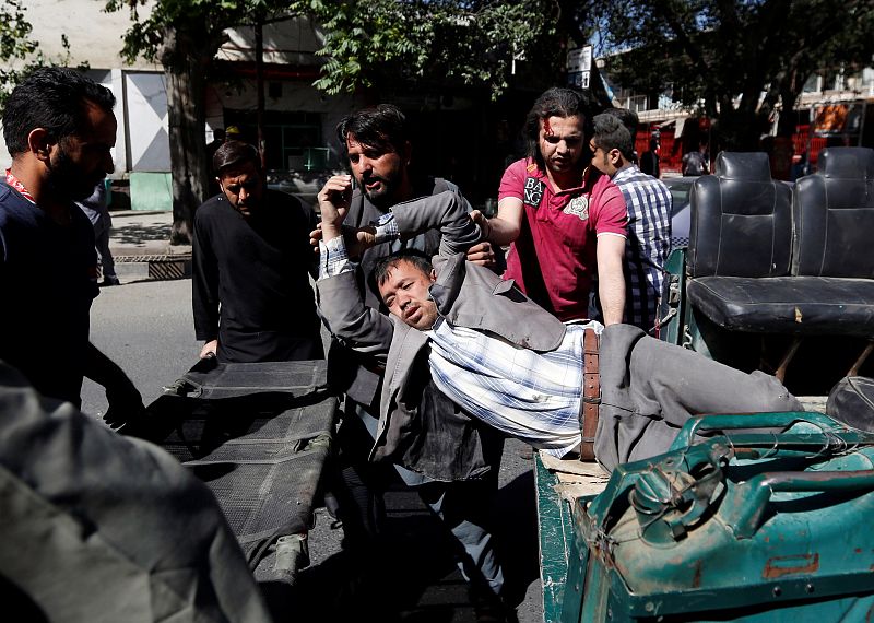 Trasladan al hospital a un hombre herido en el atentado en el distrito diplomático de Kabul