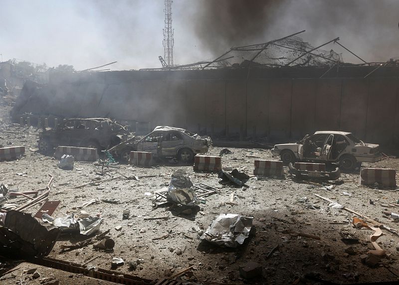 Destrozos en el lugar de la explosión, en el distrito diplomático de Kabul