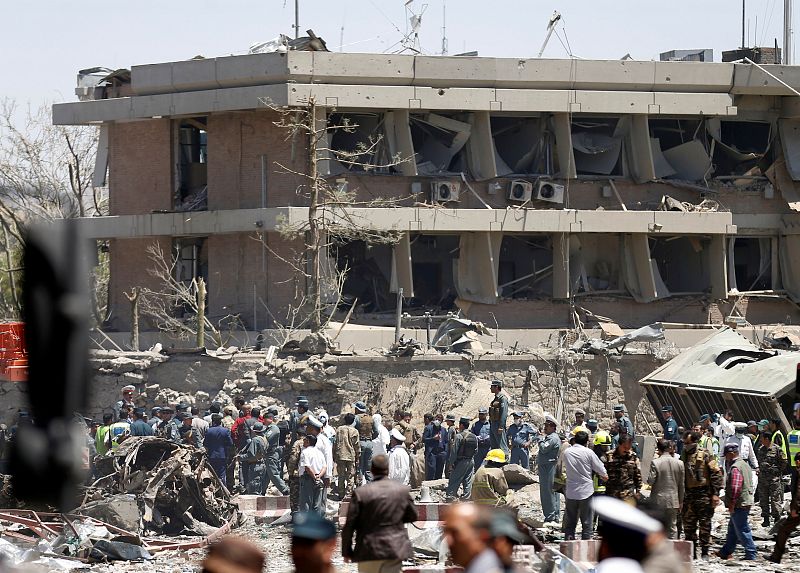 Fuerzas de seguridad afganas inspeccionan la embajada alemana tras la explosión del camión bomba