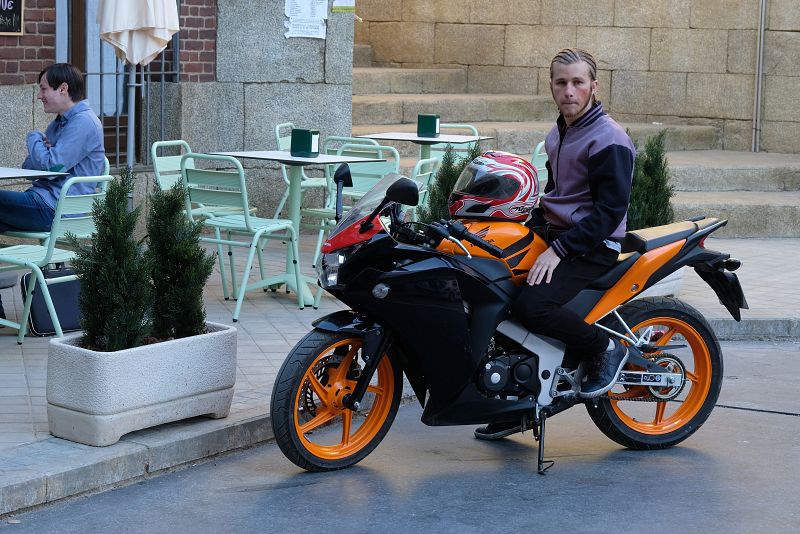 Jairo con una moto en Servir y proteger