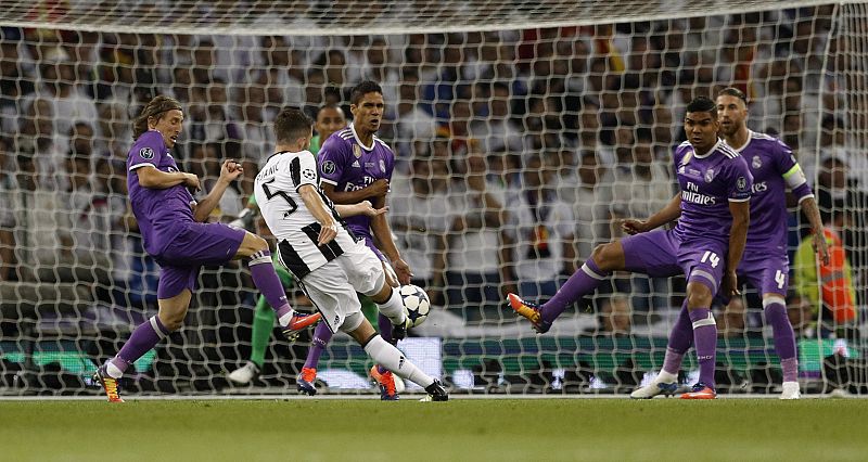 Disparo muy peligroso de Pjanic que exige una gran estirada de Keylor, fue el primer aviso serio de la Juventus.