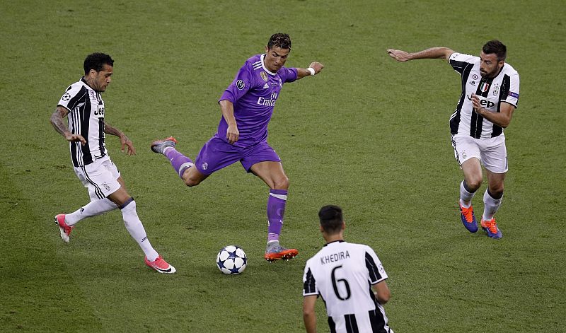 Cristiano Ronaldo remata para marcar el primer gol del partido, tras pase de Carvajal.