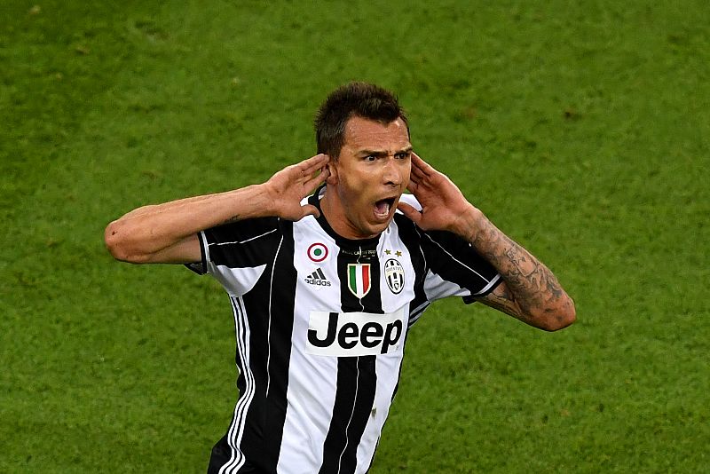 Mandzukic celebra el tanto llevándose las manos a las orejas.