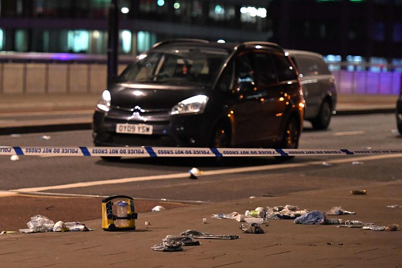 Un coche abandonado en el puente de Londres tras el atropello múltiple