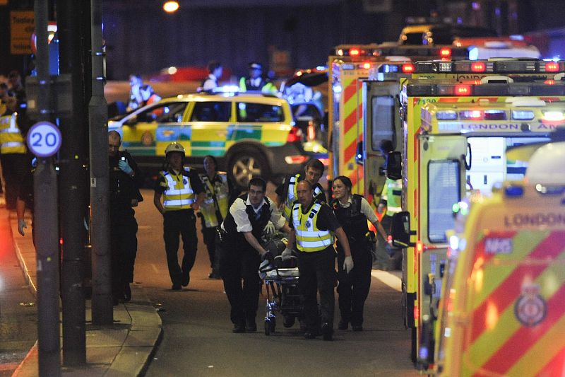 La Policía y los servicios de emergencia atienden a una persona herida en un atropello en el Puente de Londres