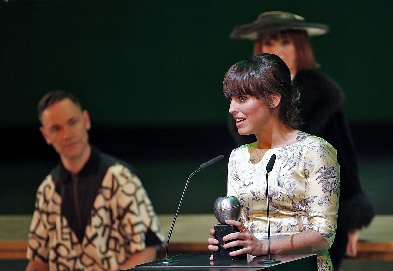 Iraia Oiartzabal recoge el Premio Max al Mejor Diseño de Vestuario por la obra 'Oskara'.