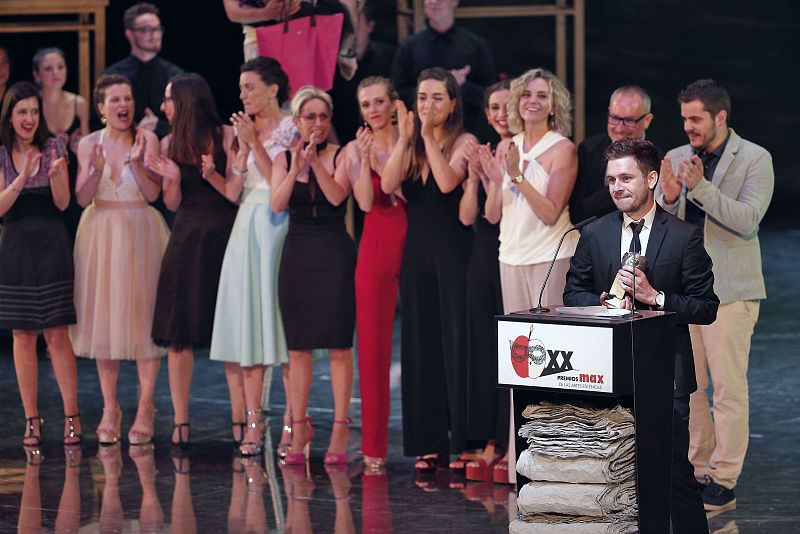 El actor Joan Santacreu (derecha) recibe el Premio Max al Mejor Espectáculo de Calle por la obra Mulïer, de la compañía Maduixa.