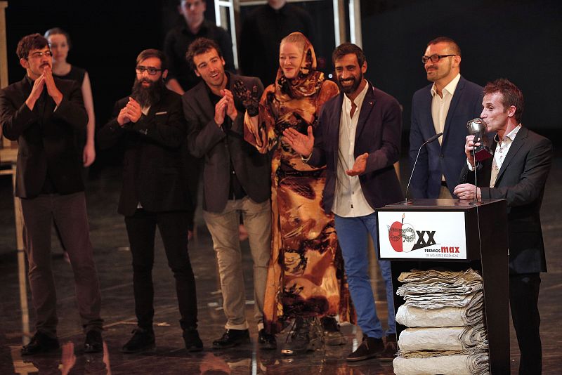 El director Fabrizio Giannini (derecha) recibe el Premio Max al Mejor Espectáculo Revelación por la obra 'InTarsi', de la compañia de Circo "eia".