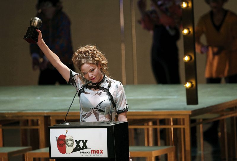 La actriz Ainhoa Santamaría recibe el Premio Max a la Mejor Actriz de Reparto por la obra "La estupidez".